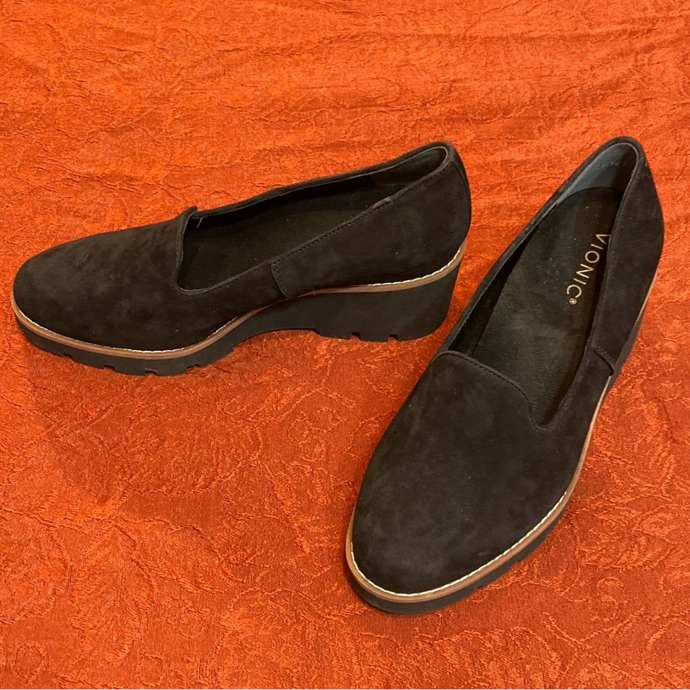 VIONIC  WOMENS WILLA WEDGE BLACK WATER REPELLENT SUEDE SIZE 8 WIDE NWOB - Picture 5 of 11